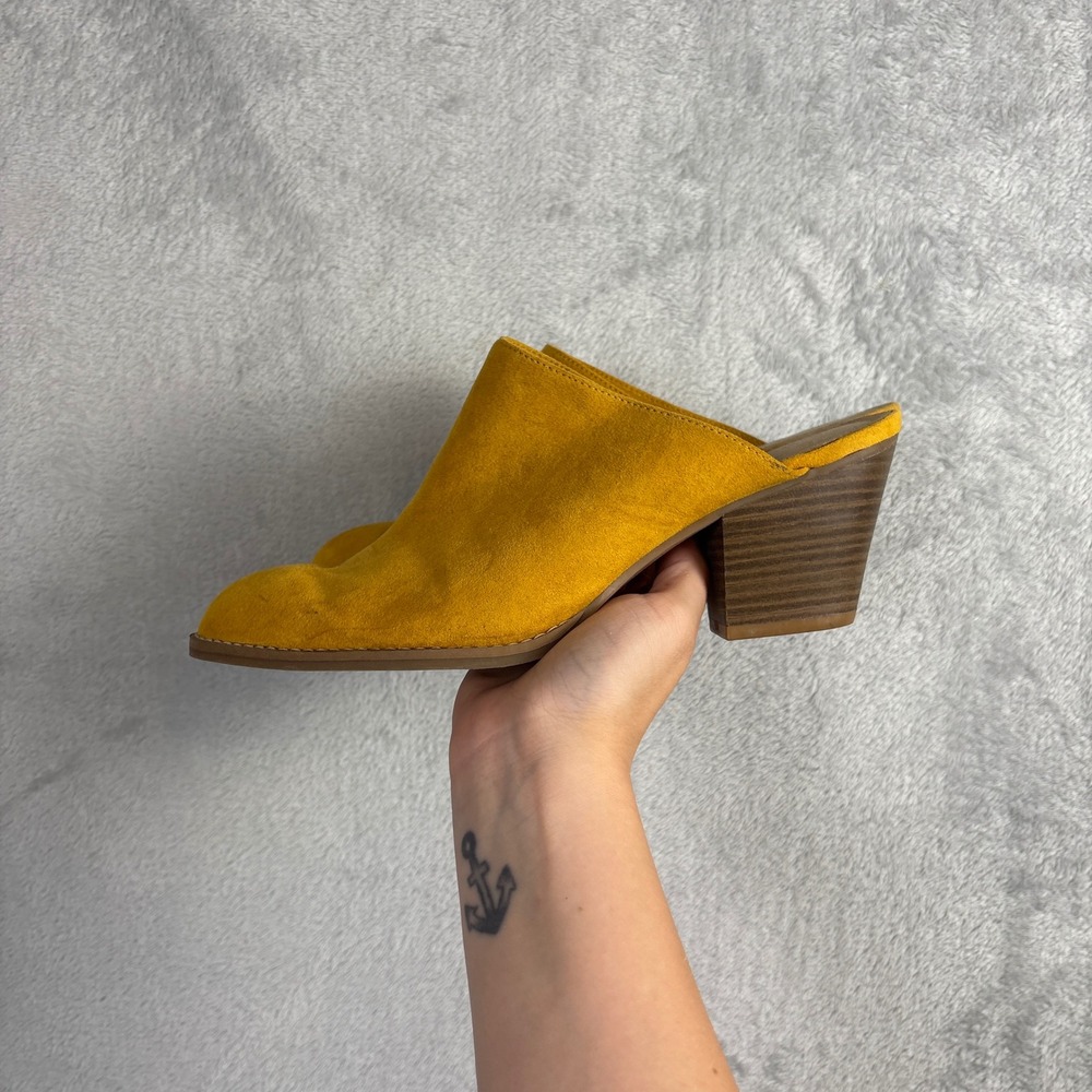 Old Navy Womens Mustard Yellow Faux Suede Pointed Toe Block Heel Mules Size 9 - Picture 2 of 9